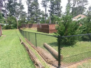 A black chainlink fence built by trusted Chattanooga fence company All Fences Co. enclosing a back yard.